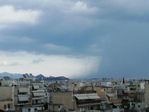 Πώς πέφτει η βροχή από τα σύννεφα. 18/6/2019, 2.56 μ.μ. Τραβηγμένη από το Μοσχάτο με θέα την Ακρόπολη. 